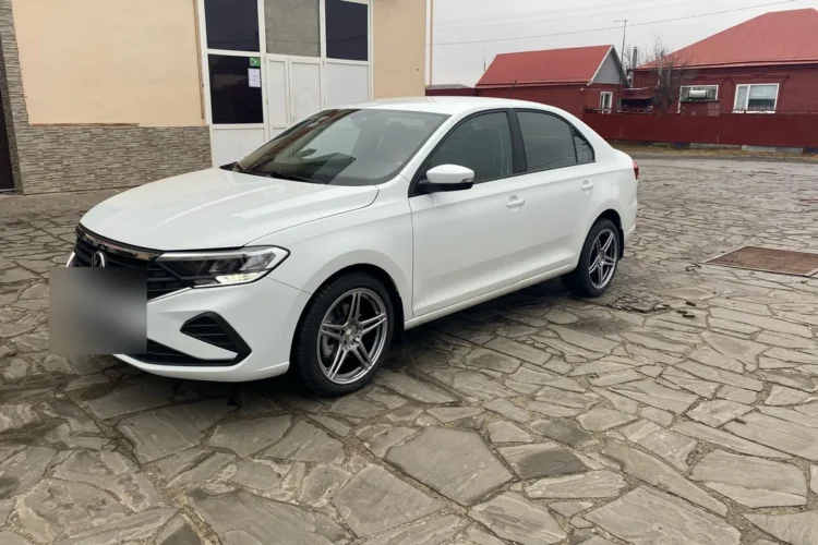 Белый Volkswagen Polo лифтбек на дисках R17