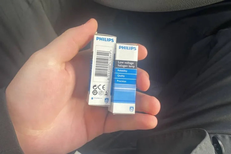 Две галогенные лампы Philips для Volkswagen Polo лифтбек