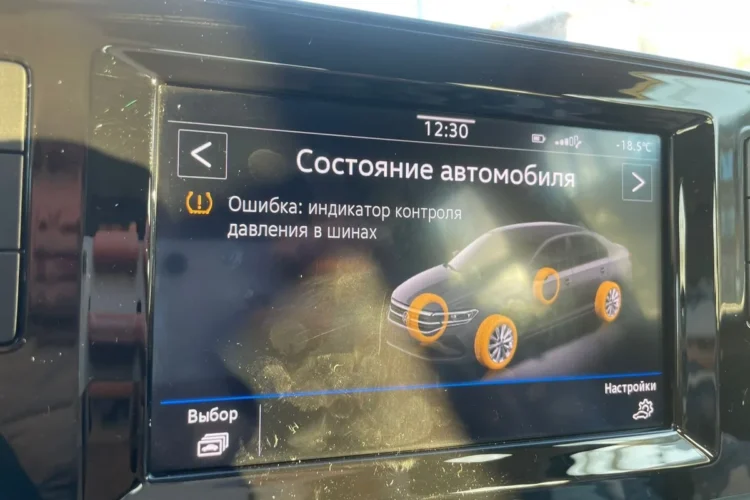 Ошибка индикатора давления в шинах на экране Volkswagen Polo лифтбек