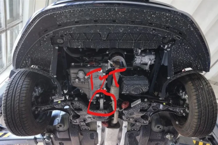 Днище Volkswagen Polo с отмеченной задней опорой двигателя
