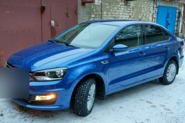 Синий Volkswagen Polo седан после рестайлинга зимой