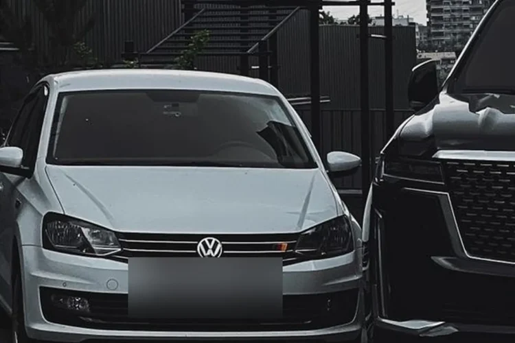 Белый Volkswagen Polo седан 2019 года спереди