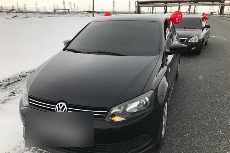 Чёрный Volkswagen Polo седан до рестайлинга на трассе