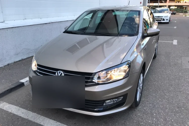 Новый Volkswagen Polo седан рестайлинг на парковке