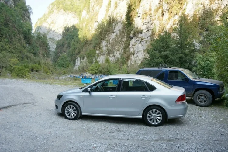 Volkswagen Polo седан в горах после замены амортизаторов