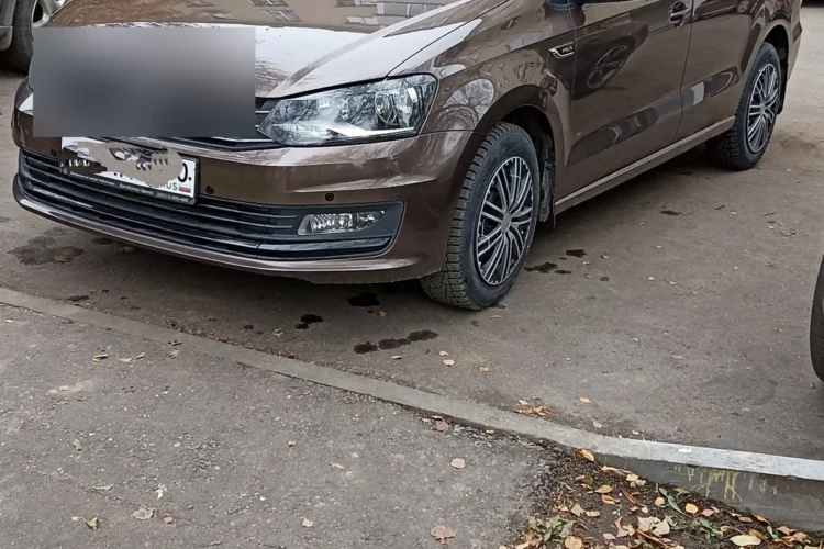 Коричневый Volkswagen Polo седан 2017 года