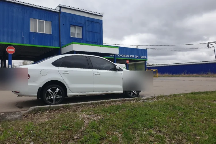 Белый Volkswagen Polo седан 2016 года у заправки