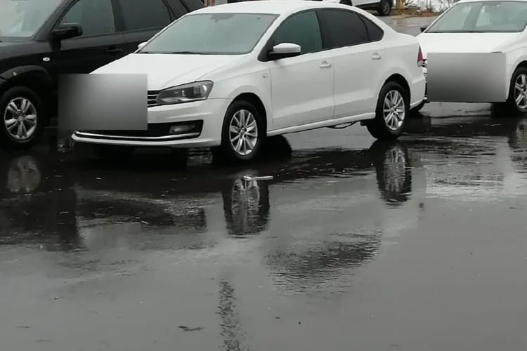 Белый Volkswagen Polo седан 2018 года на парковке