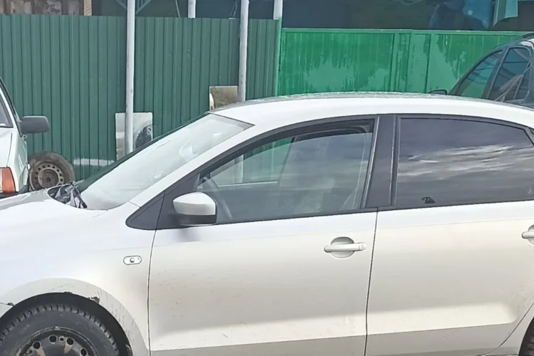 Volkswagen Polo седан 2011 года после ремонта порога
