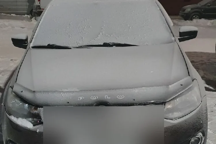 Volkswagen Polo седан в инее после поломки привода