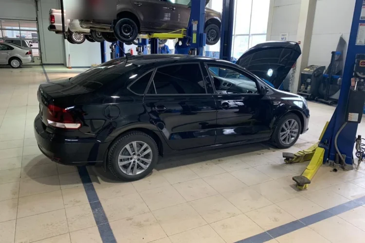 Чёрный Volkswagen Polo седан рестайлинг на заниженных пружинах