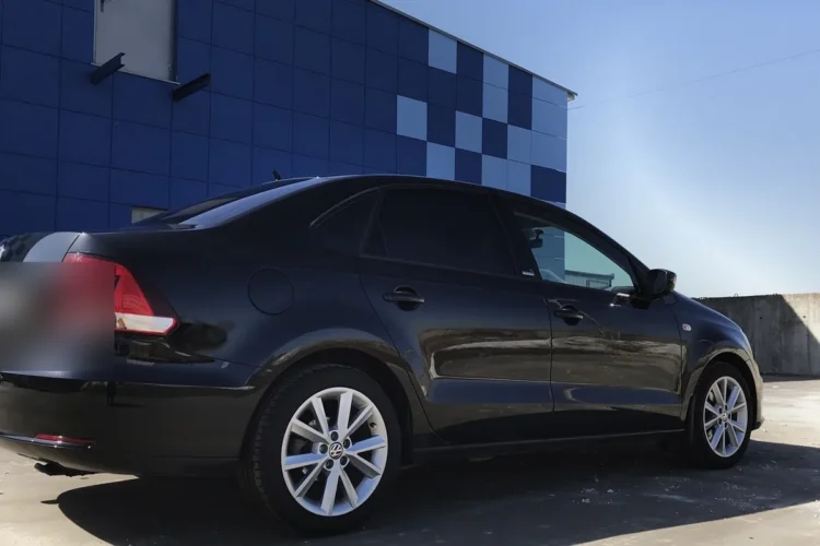 Чёрный Volkswagen Polo седан 2017 года сзади