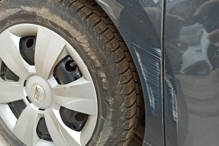 Повреждение краски на крыле и двери Volkswagen Polo седан