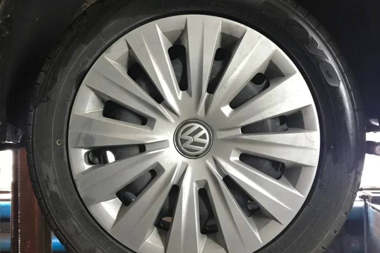 Колесо 195/55 R15 с колпаком Volkswagen Polo на подъёмнике