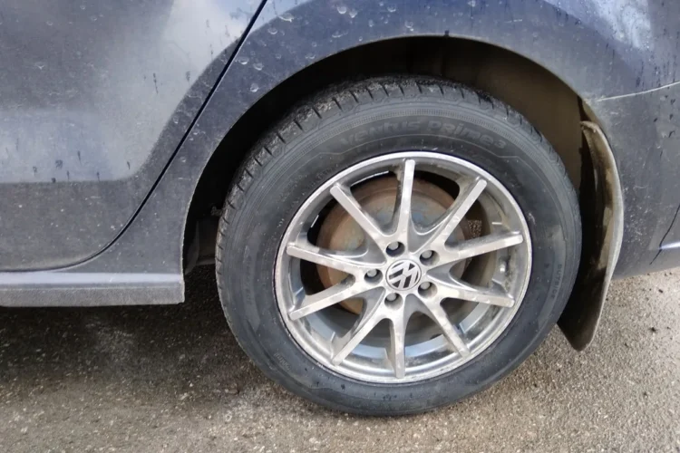 Заднее колесо 205/55 R15 на литье Volkswagen Polo седан