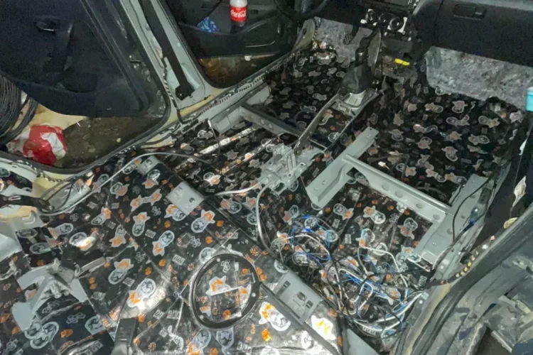 Пол салона Volkswagen Polo седан в виброизоляции