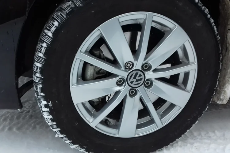 Литой диск и шина в передней арке Volkswagen Polo седан