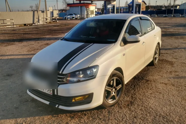 Белый Volkswagen Polo седан рестайлинг на литых дисках