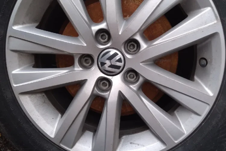 Рыжий задний барабан за колёсным диском Volkswagen Polo седан