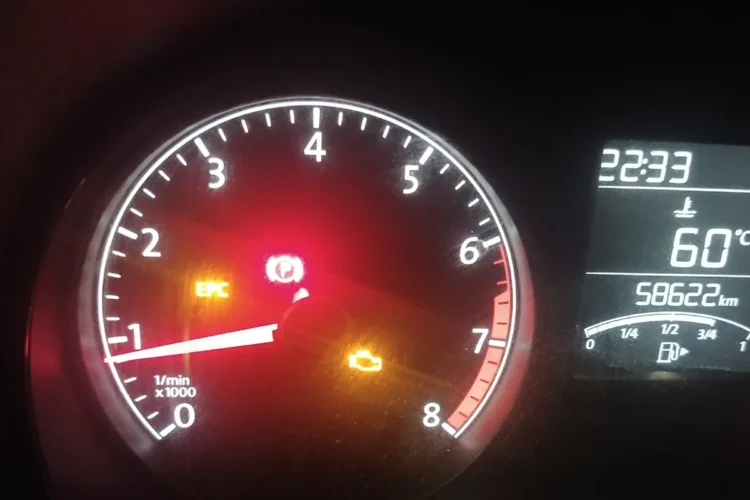 Приборная панель Volkswagen Polo с горящими чеком и EPC