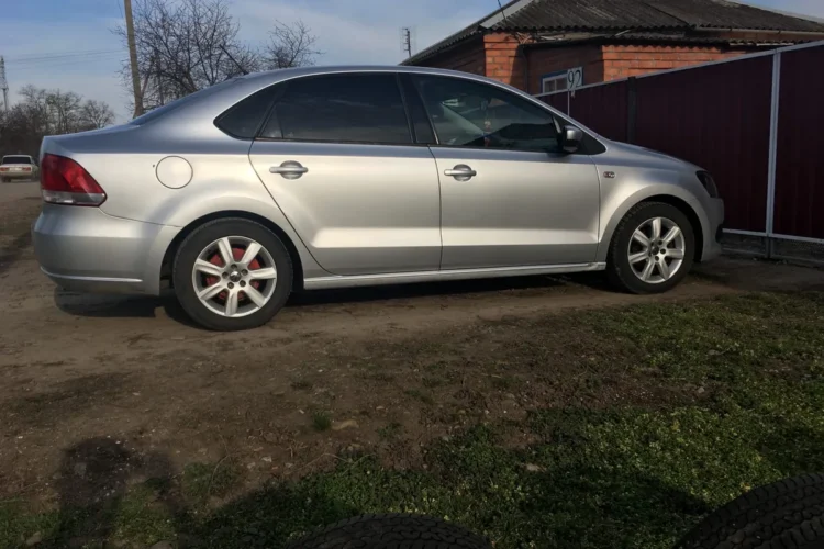 Серебристый Volkswagen Polo седан с заниженной подвеской