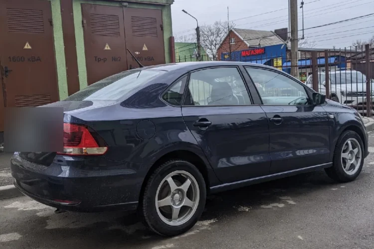 Тёмно-синий Volkswagen Polo седан на дисках R16