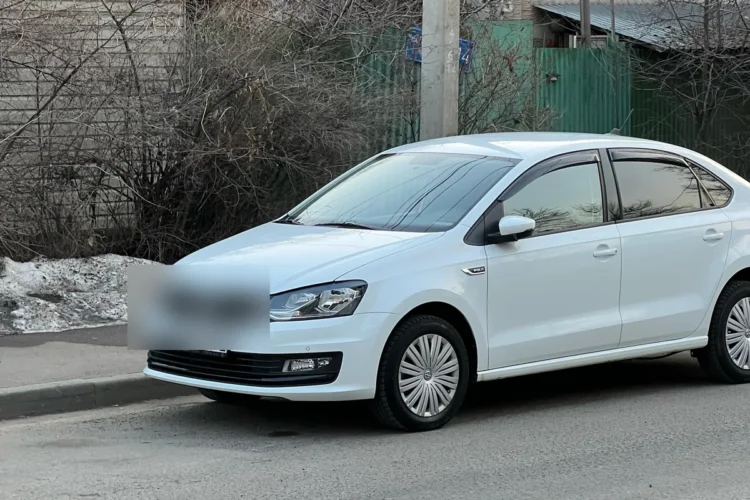 Белый Volkswagen Polo седан рестайлинг 2019 года на улице