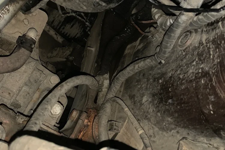 Ниша под аккумулятором Volkswagen Polo, где скапливается вода
