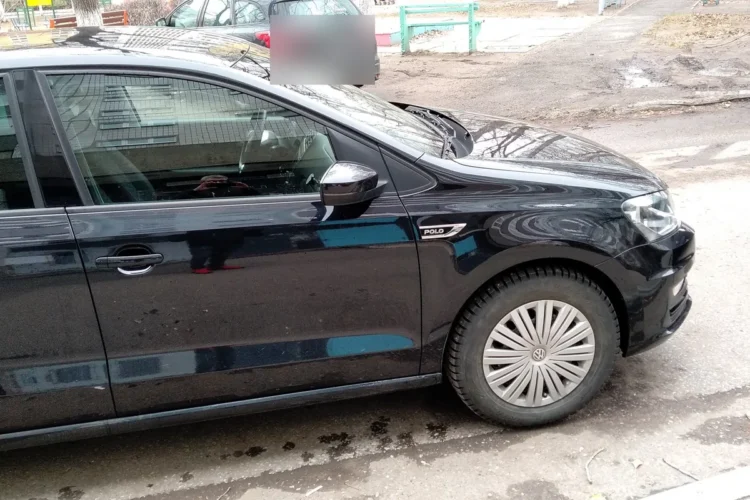 Volkswagen Polo седан рестайлинг на штамповке R15 с колпаками зимой