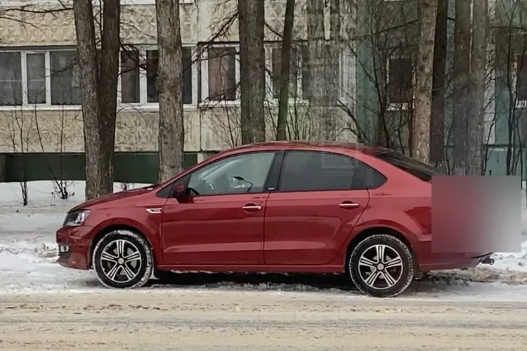 Volkswagen Polo седан рестайлинг зимой у обочины