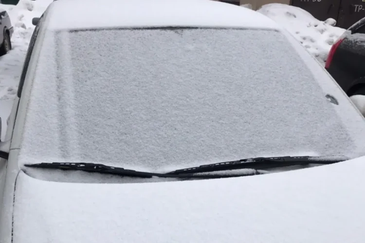 Volkswagen Polo, засыпанный снегом во дворе