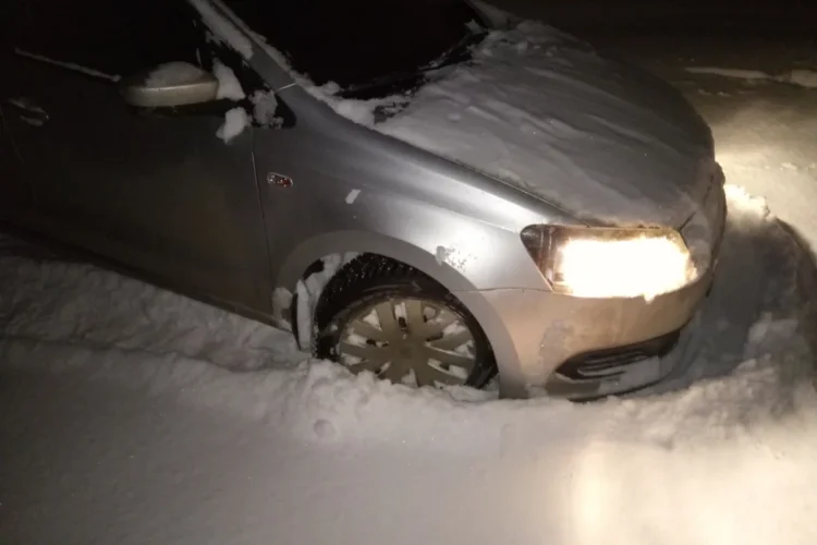Volkswagen Polo седан в глубоком снегу на зимних шинах