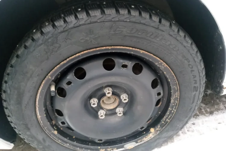 Зимнее колесо на штамповке в арке Volkswagen Polo седан