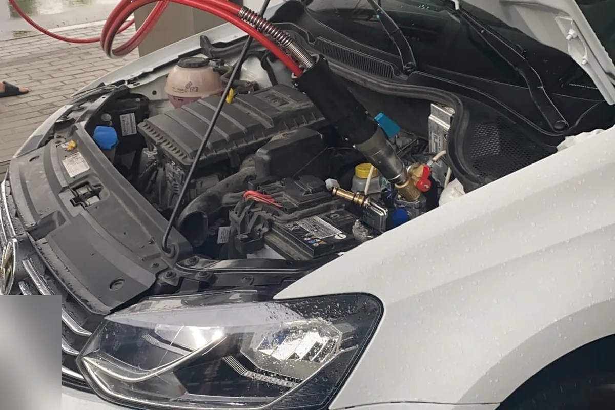 Заправка Volkswagen Polo метаном через подкапотный клапан