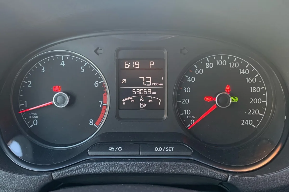 Приборная панель Volkswagen Polo седан с расходом 7,3 л/100 км
