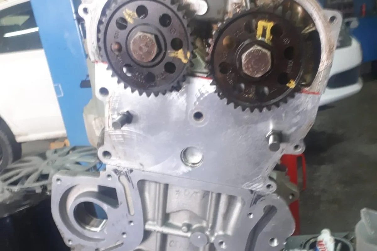 Блок мотора Volkswagen Polo во время капитального ремонта