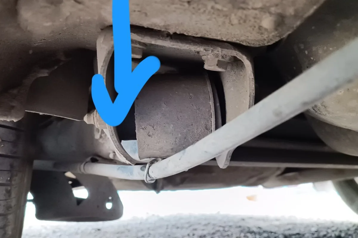 Задняя балка Volkswagen Polo снизу после касания препятствия
