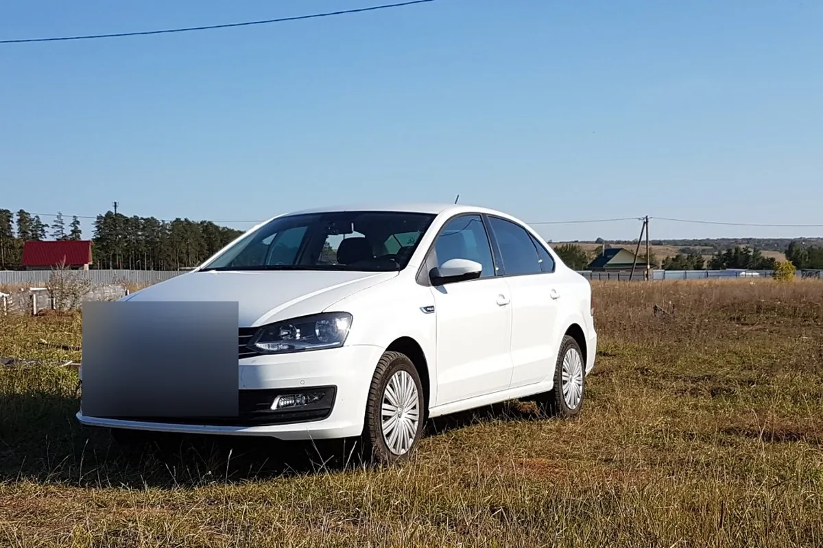 Volkswagen Polo седан рестайлинг на грунтовой площадке
