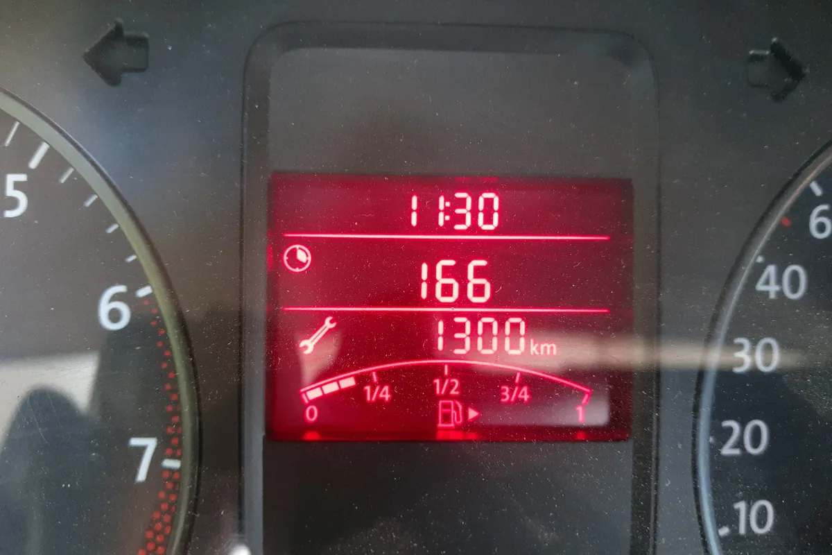 Гаечный ключ сервиса на дисплее приборки Volkswagen Polo