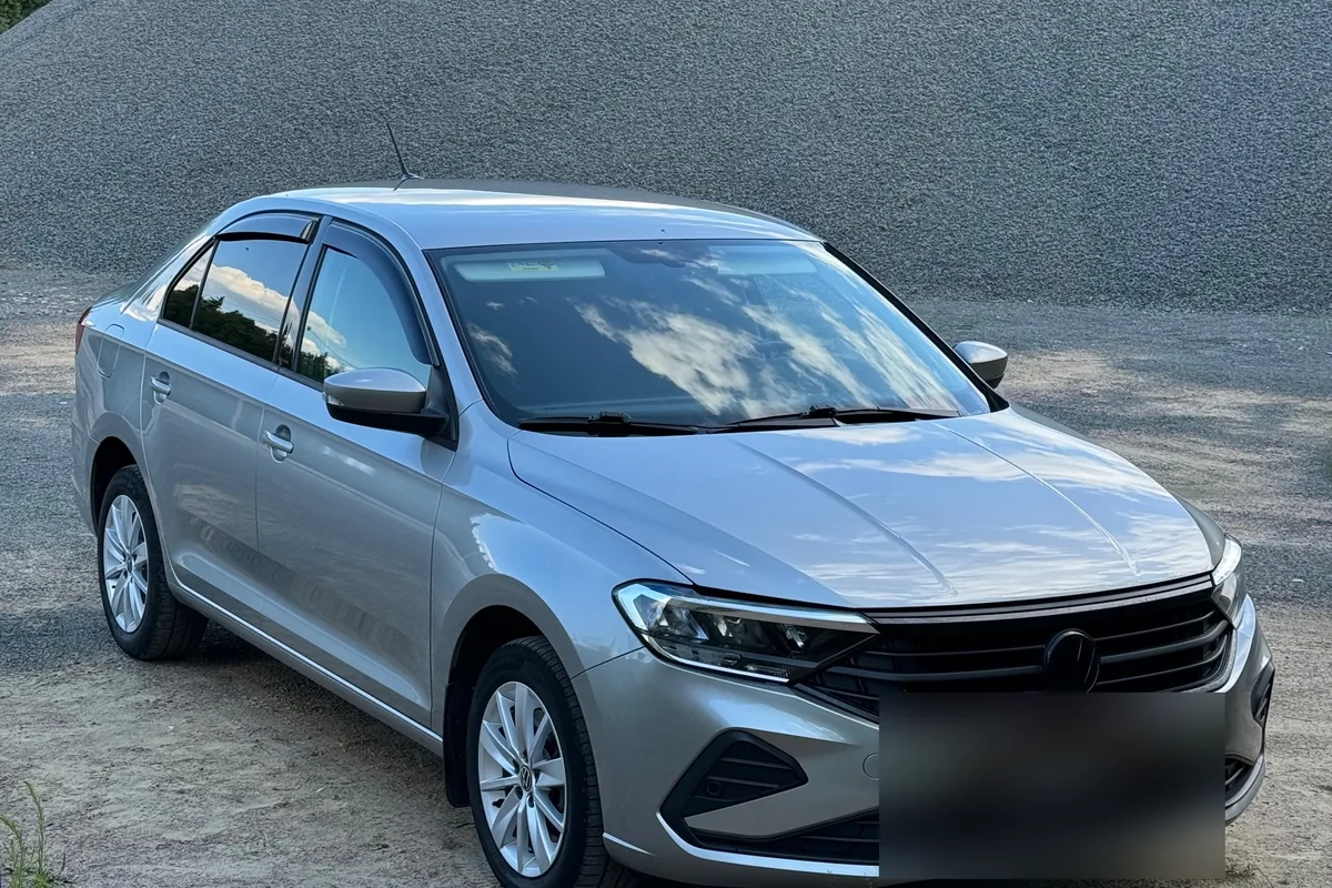 Серебристый Volkswagen Polo лифтбек 2020 года на площадке