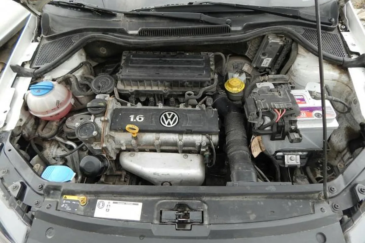Подкапотное пространство Volkswagen Polo седан 1.6