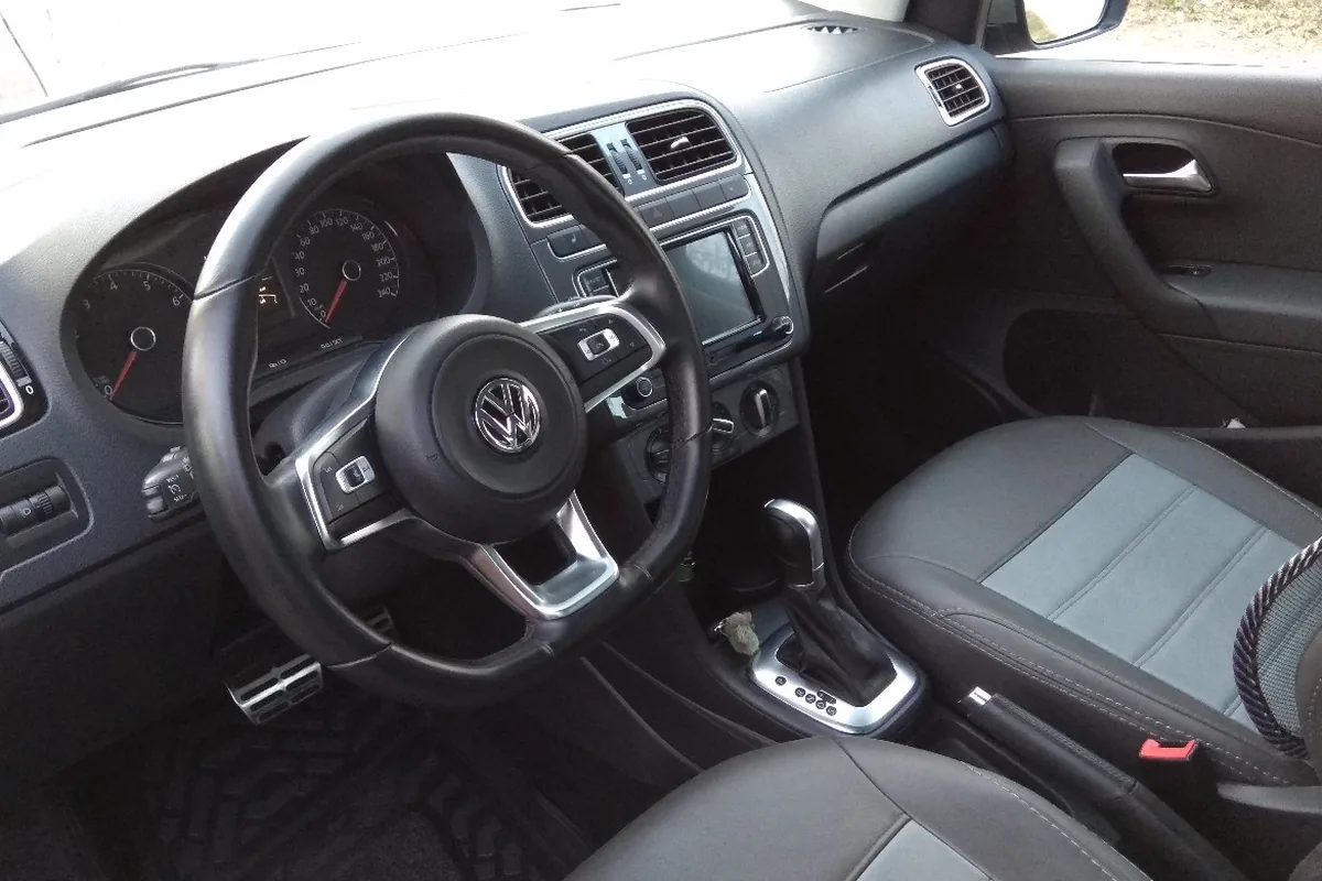 Салон Volkswagen Polo седан с круиз-контролем