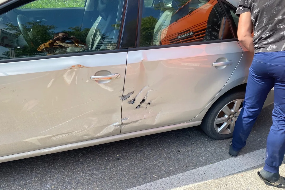 Помятые двери Volkswagen Polo седан после ДТП