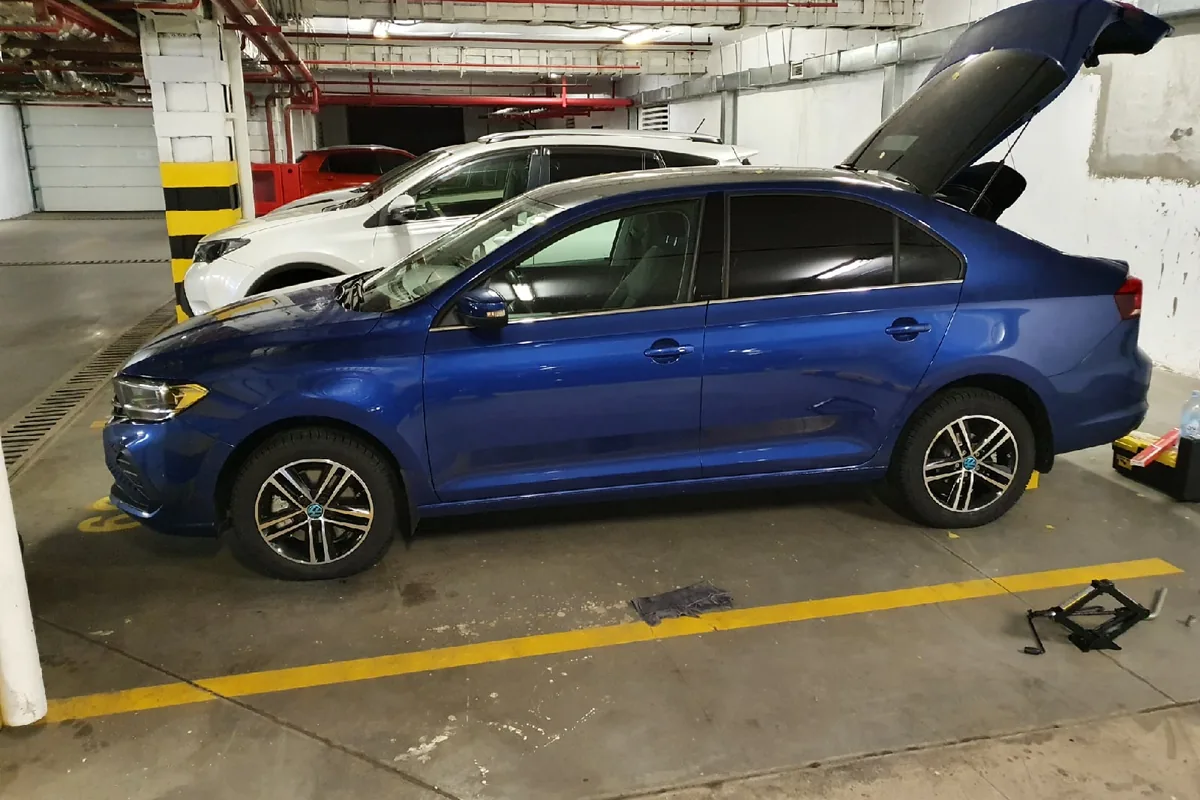 Синий Volkswagen Polo лифтбек с открытой пятой дверью