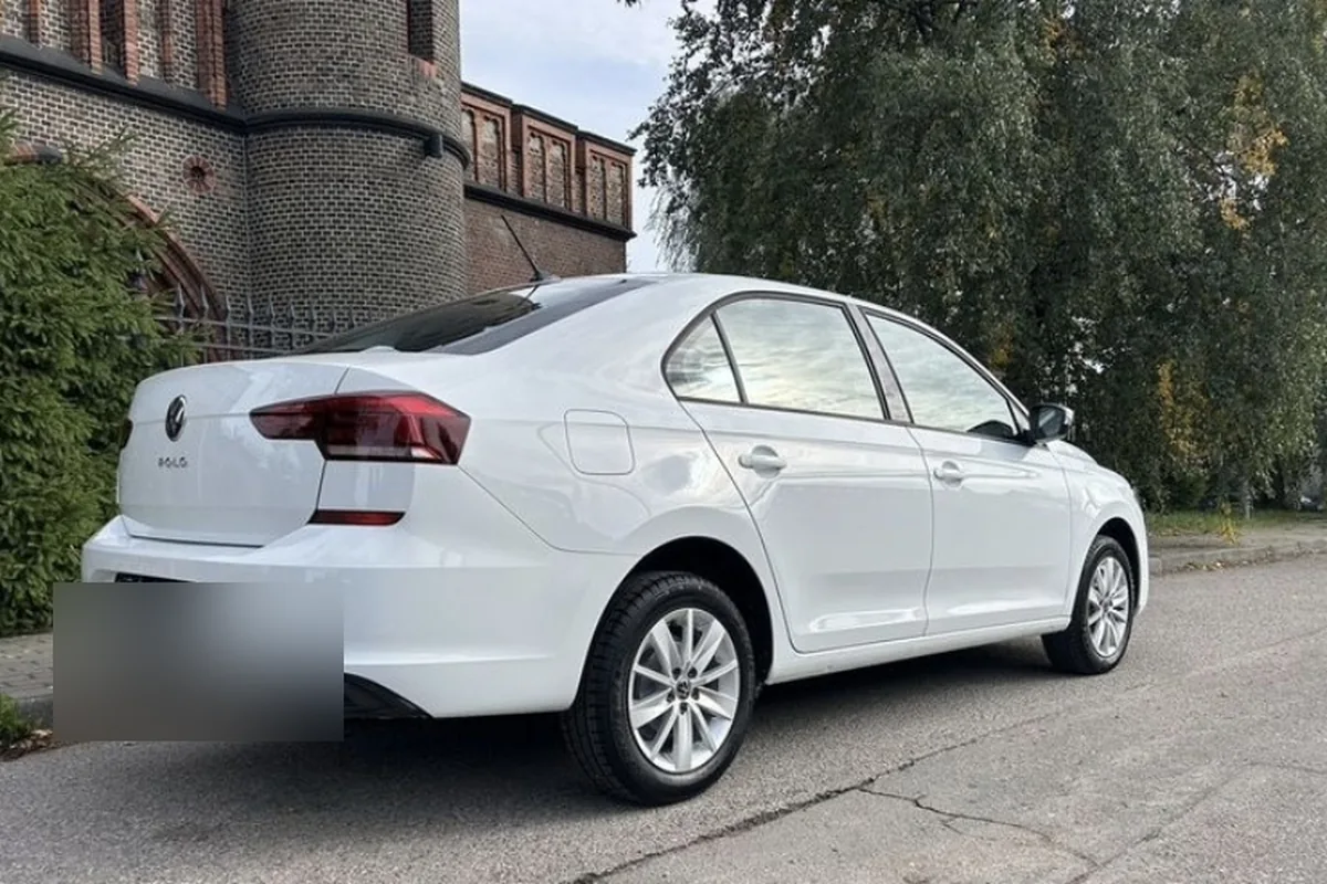 Белый Volkswagen Polo лифтбек сзади, пятая дверь