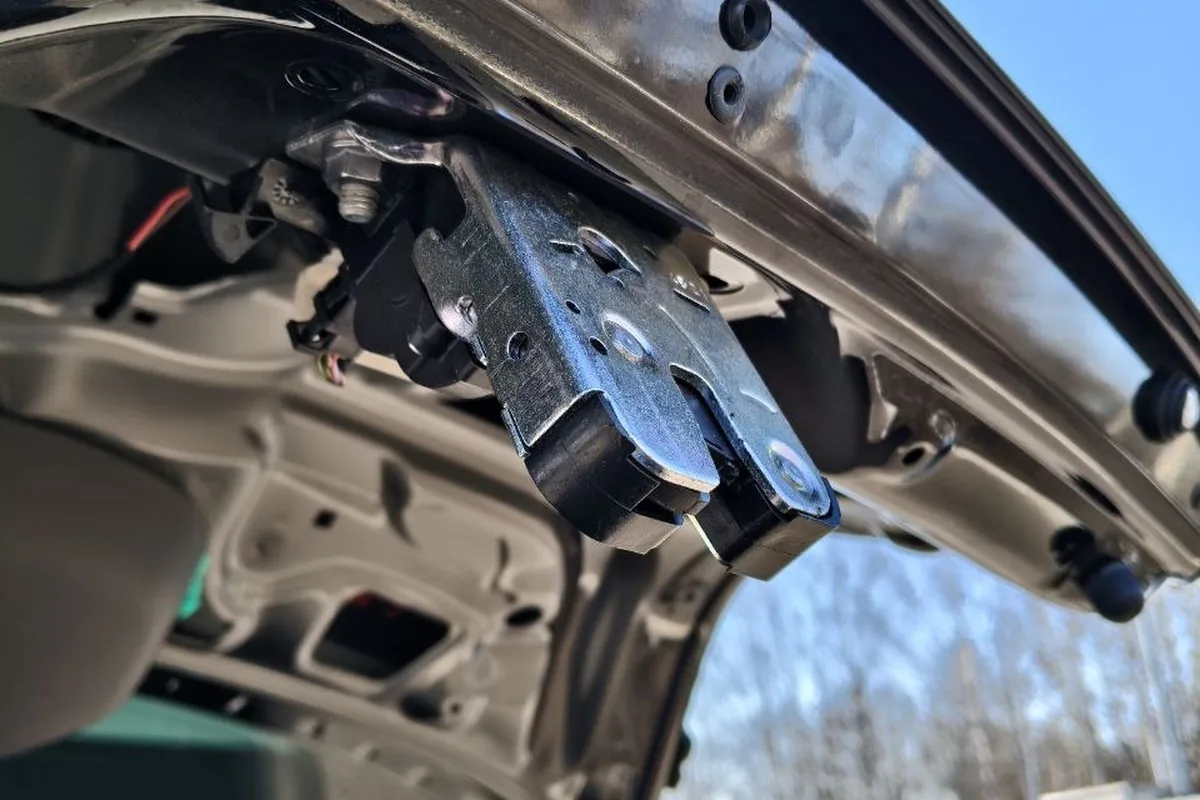 Замок пятой двери Volkswagen Polo лифтбек после замены