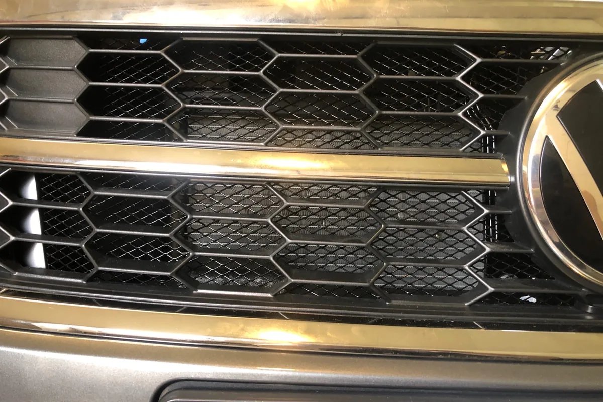Защитная сетка в бампере Volkswagen Polo лифтбек