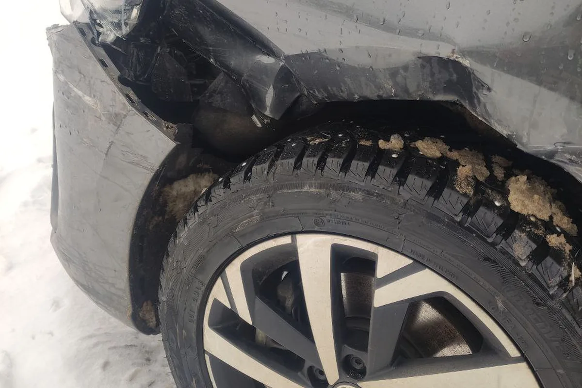 Повреждённое крыло и бампер Volkswagen Polo лифтбек