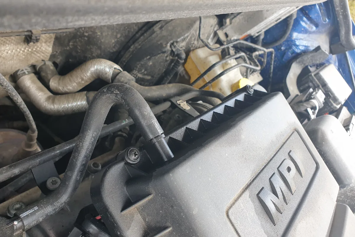 Масляные следы на крышке двигателя Volkswagen Polo лифтбек