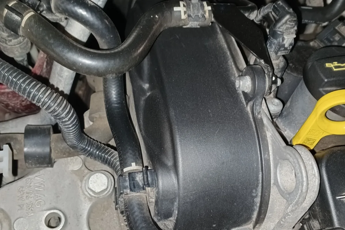 Кожух ремня ГРМ двигателя 1.6 Volkswagen Polo лифтбек